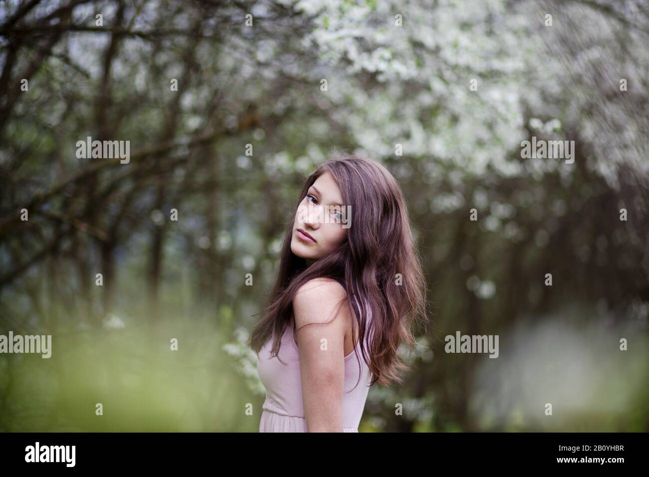 Mädchen mit Kirschblüten, Porträt, Stockfoto
