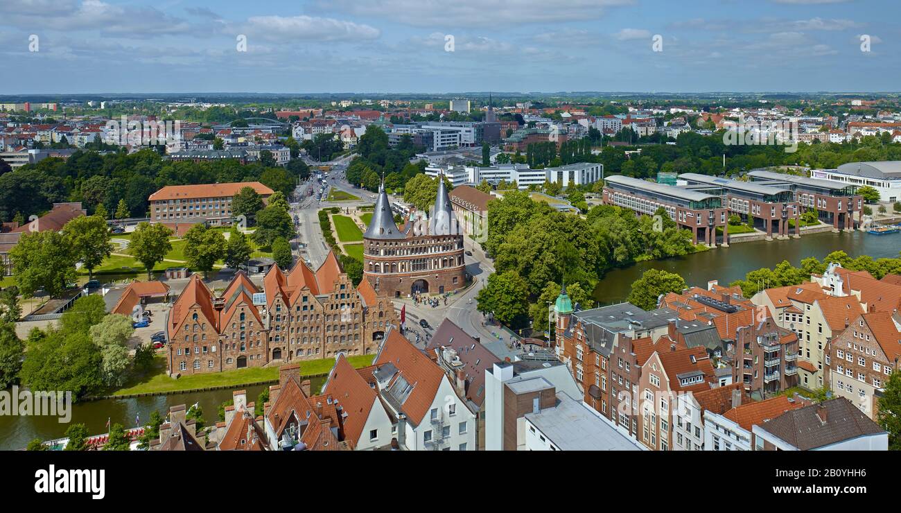 Blick auf den Salzspeicher und das Holstentor an der Trave, Hansestadt Lübeck, Schleswig-Holstein, Deutschland, Stockfoto