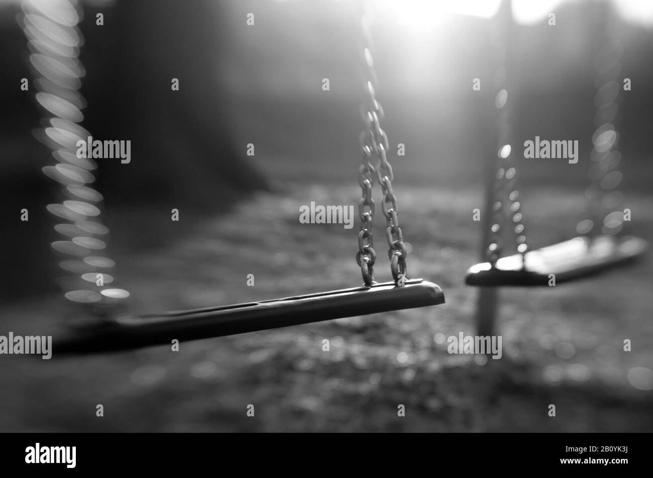 Verlassene Schaukel auf einem Spielplatz, Stockfoto