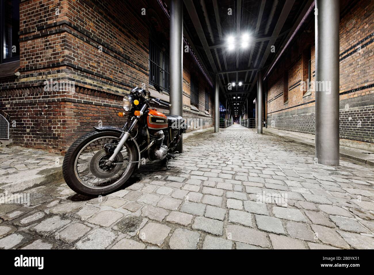 Altes Honda-Motorrad nachts unter der Kibbelstegbrücke, Speicherstadt, Hamburg-Mitte, Hansestadt Hamburg, Deutschland, Stockfoto