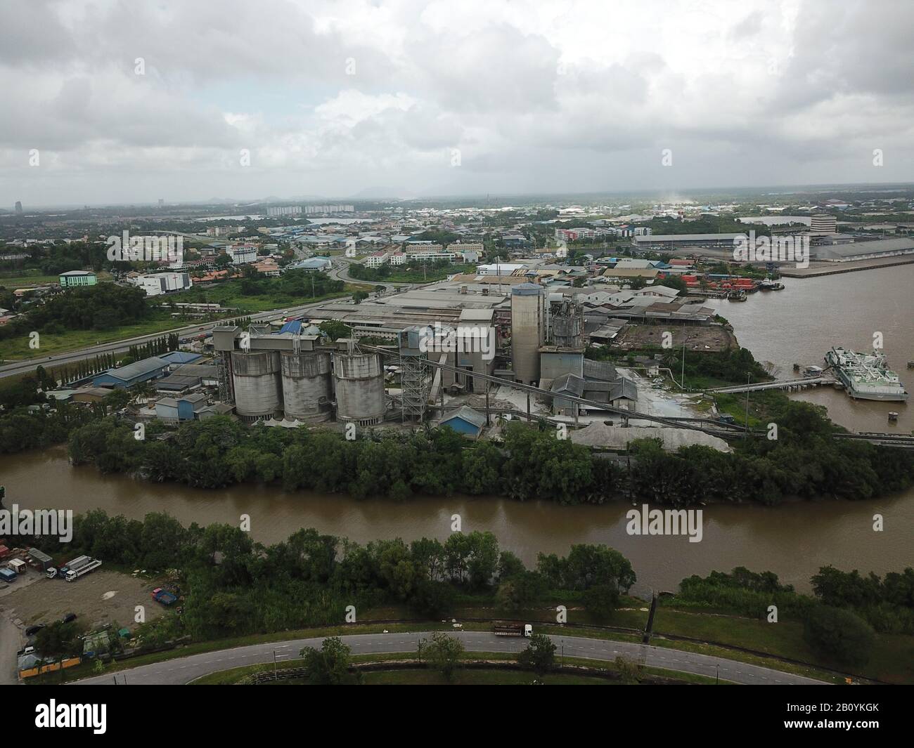 Kuching, Sarawak/Malaysia - 21. Februar 2020: Die CMS Cement Industrial Plant and Factory im Muara Tabuan Gebiet Stockfoto