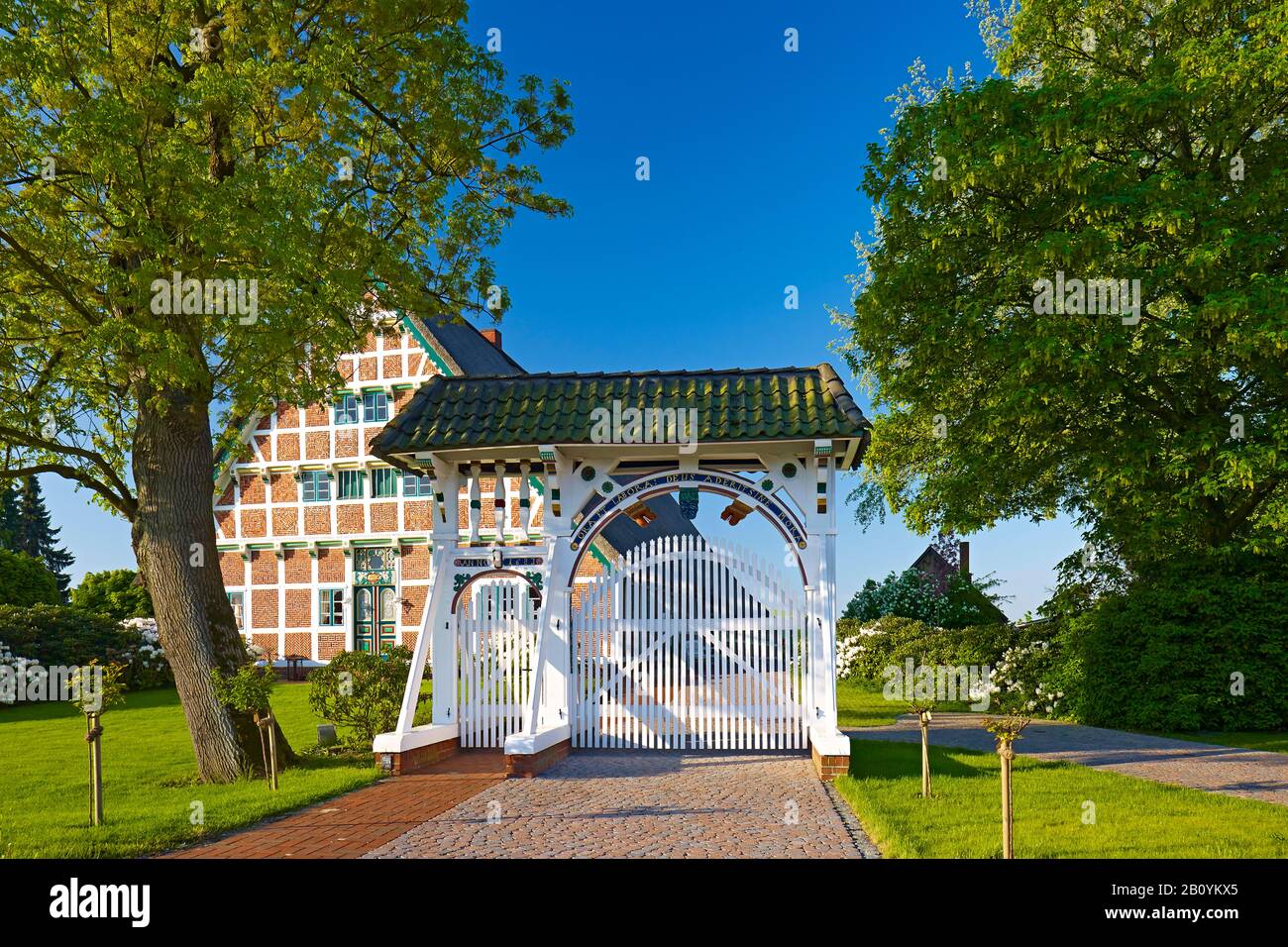 Altländer Hof mit prächtigem Tor in Neuenfelde, Altes Land, Hansestadt Hamburg, Deutschland, Stockfoto