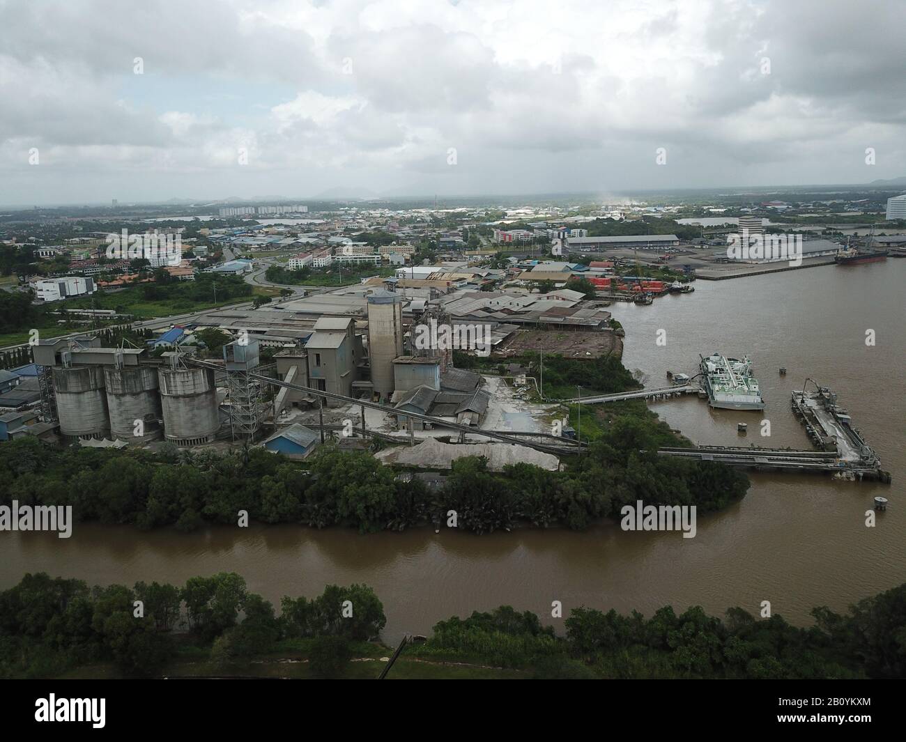 Kuching, Sarawak/Malaysia - 21. Februar 2020: Die CMS Cement Industrial Plant and Factory im Muara Tabuan Gebiet Stockfoto