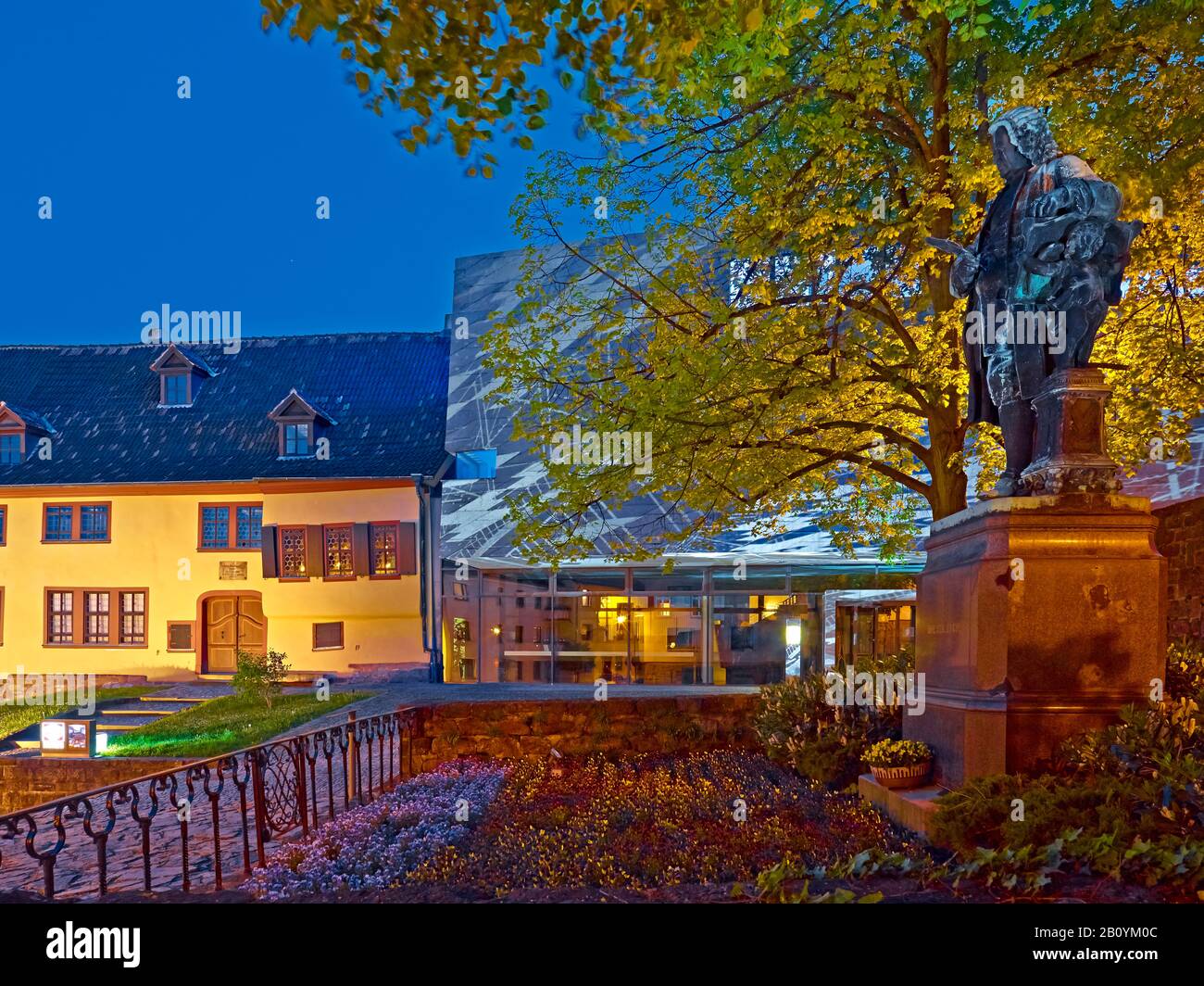 Bachhaus mit Lichtinstallation und Bachdenkmal in Eisenach, Thüringen, Deutschland, Stockfoto