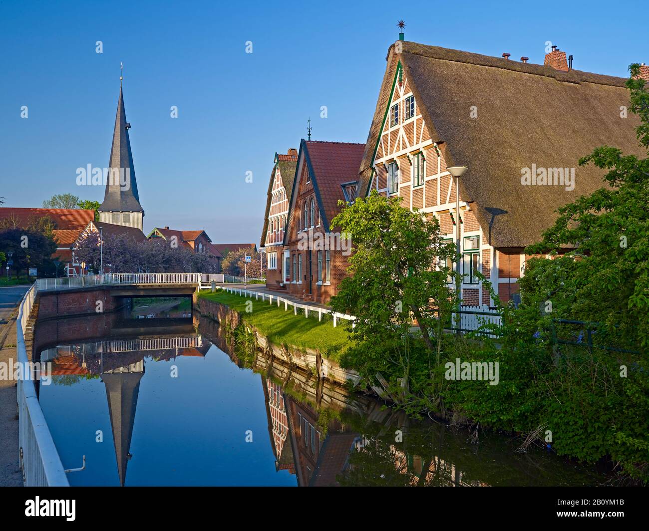 St.-Nikolai-Kirche in Borstel mit Flotte, Teil von Jork, Altes Land, Landkreis Stade, Niedersachsen Deutschland, Stockfoto