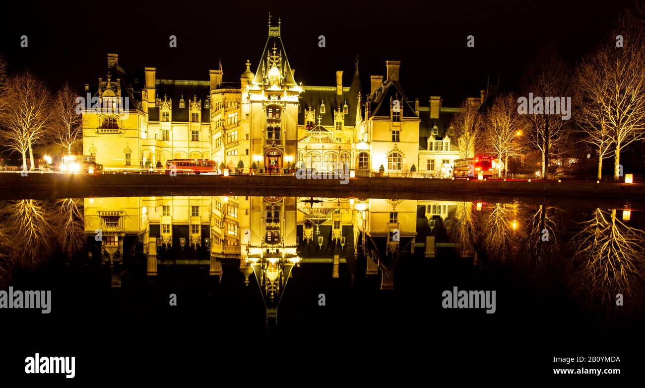 Biltmore Estate Hat In der Weihnachtswoche im Dezember 2019 für die Weihnachtsnacht in Asheville North Carolina Angezündet Stockfoto