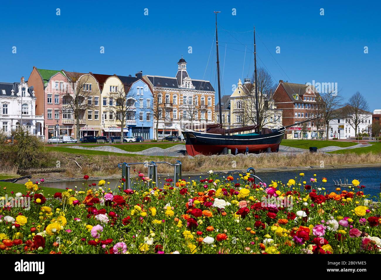 Deichstraße mit Museumsschiff Hermine in Cuxhaven, Niedersachsen, Deutschland, Stockfoto