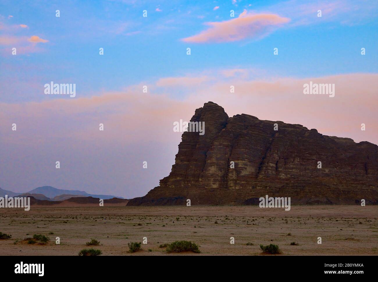 Felsen der 7 Säulen der Weisheit von Lawrence von Arabien in Wadi Rum, Provinz Aqaba, Jordanien, Naher Osten, Stockfoto