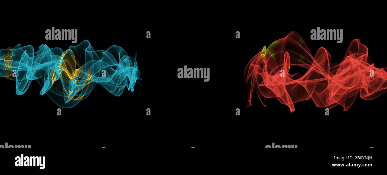 Flaggen Kasachstans und Chinas auf schwarzem Hintergrund, Kasachstan vs. China Smoke Flags Stockfoto