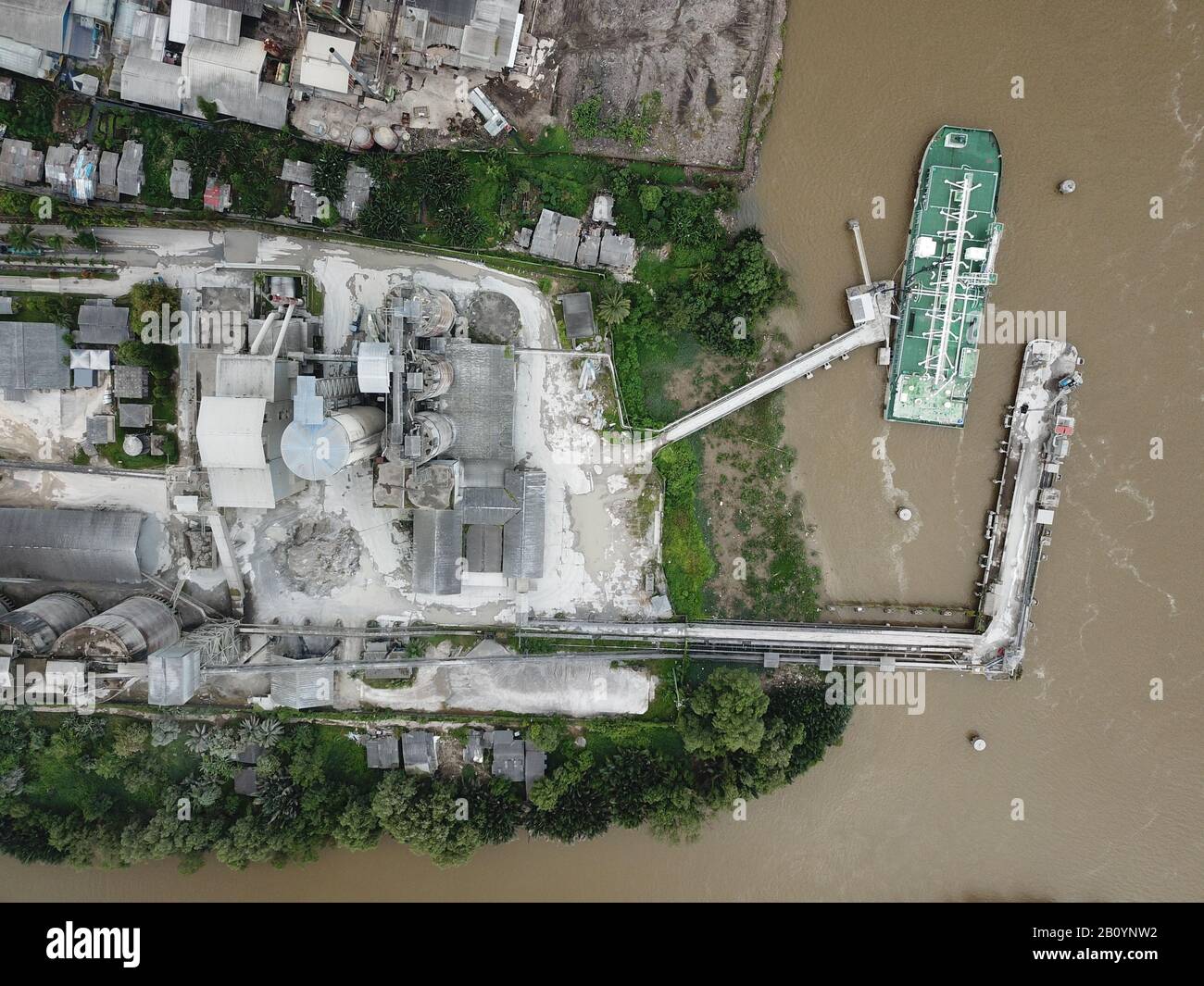 Kuching, Sarawak/Malaysia - 21. Februar 2020: Die CMS Cement Industrial Plant and Factory im Muara Tabuan Gebiet Stockfoto