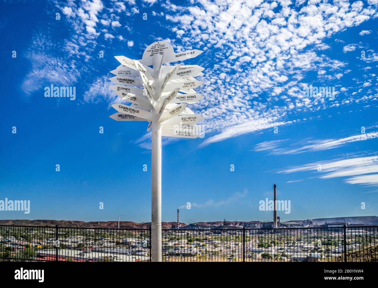 Multidirektionaler Hinweisschild am Mount Isa Lookout, Mount Isa, Gulf Country Region, Queensland, Australien Stockfoto