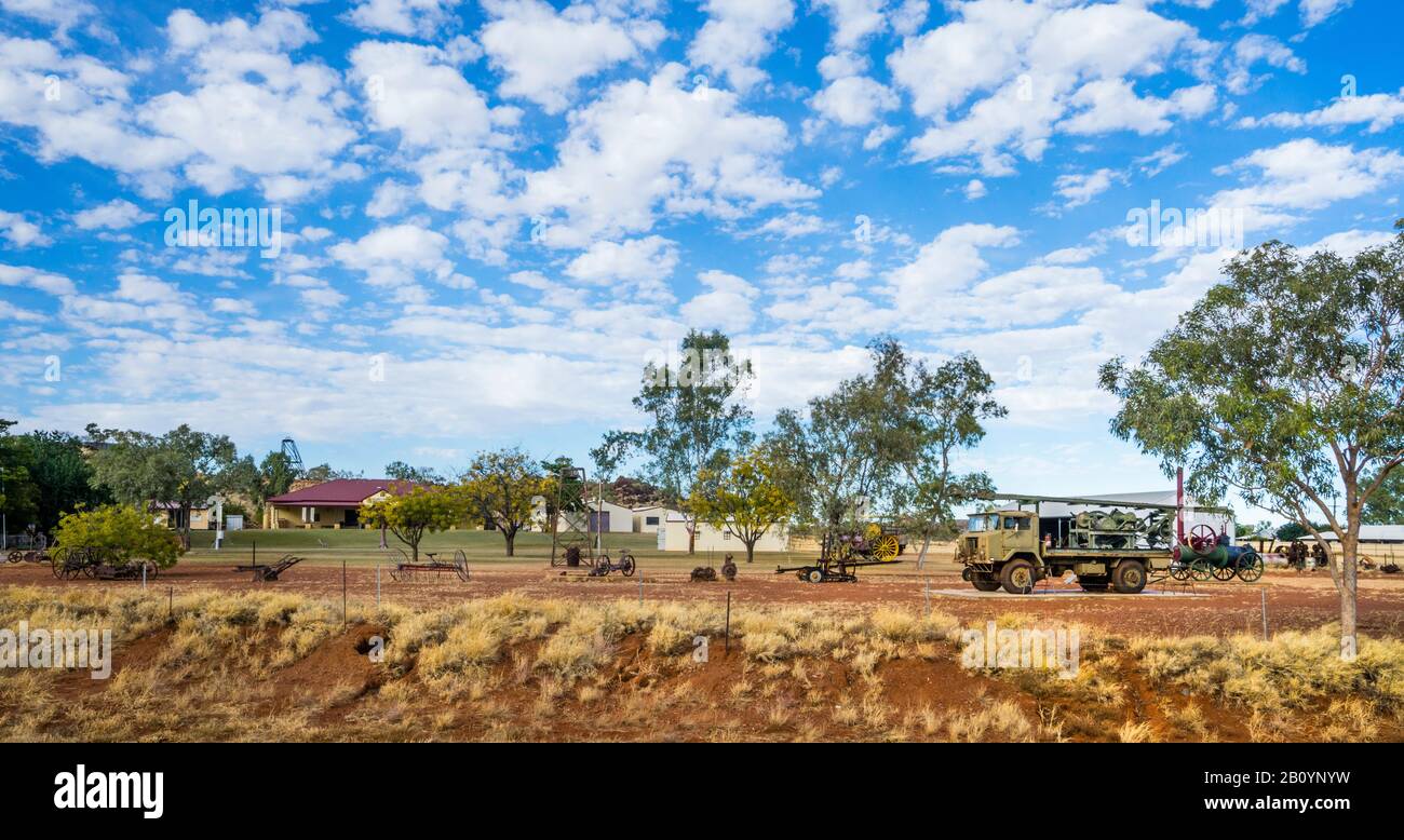 Mary Kathleen Memorial Park Cloncurry, Außendarstellung von historischen Bergbau-, Schienen- und Bauerngeräten, Nordwesten von Qoeensland, Australien Stockfoto