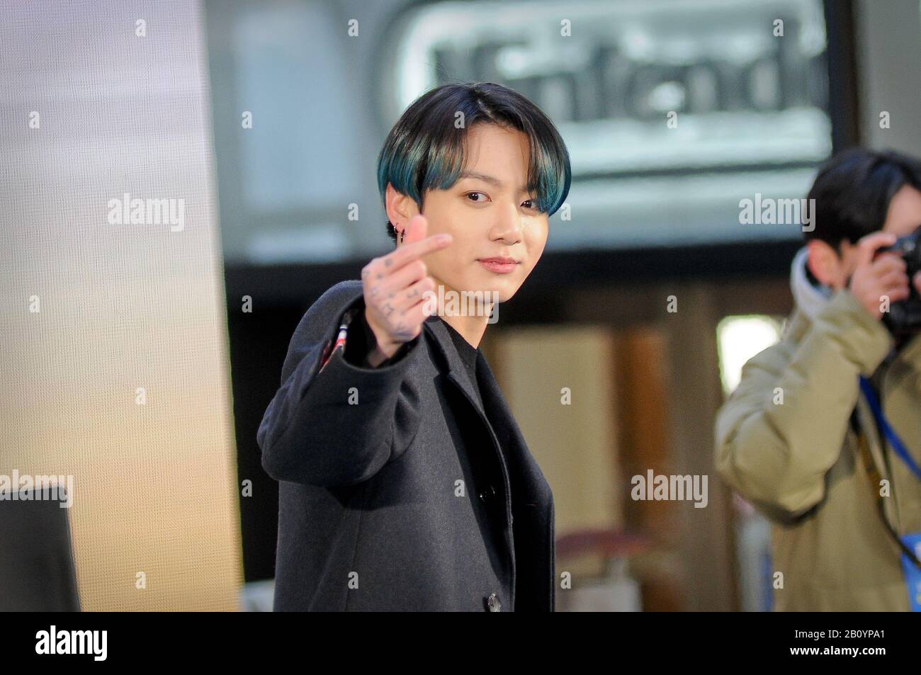 New York City, Vereinigte Staaten. Februar 2020. Jungkook (Jeon Jeongguk) von der BTS (Bangtan Boys) Band besucht die Today Show auf dem Rockefeller Plaza in New York City. Credit: Sopa Images Limited/Alamy Live News Stockfoto