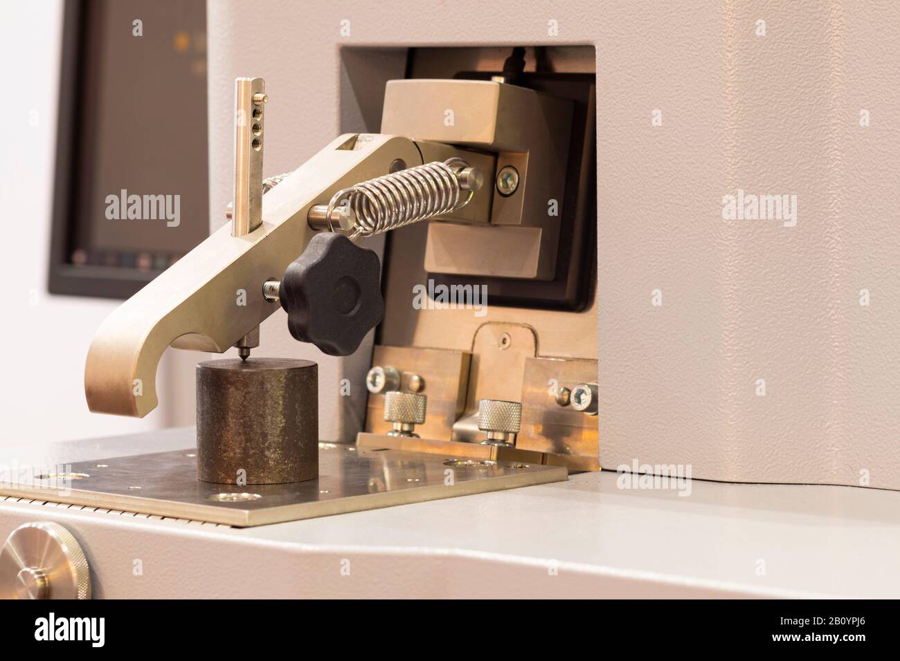 Emissionsspektrometer für die chemische Kompositionsanalyse unter Verwendung von Qualitätskontrollgeräten im Labor; technischer Gerätehintergrund Stockfoto