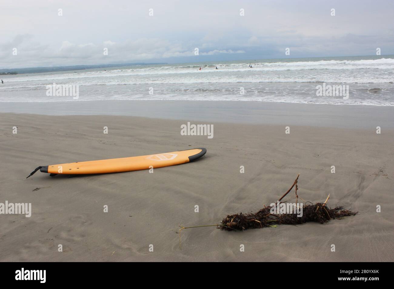 Surfbrett am Strand Stockfoto