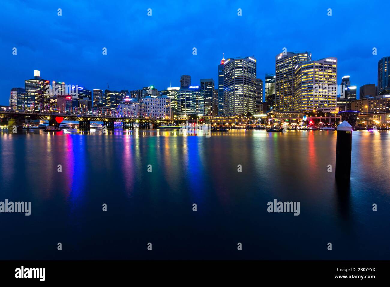 Blick über Darling Harbour zur Skyline mit Pyrmont Bridge, Sydney, Australien Stockfoto