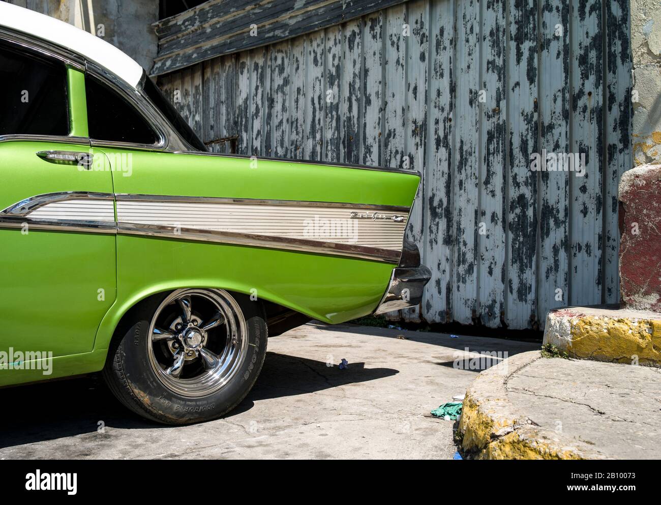 Chevrolet Bel Air vor einer Lagerhalle im Hafen von Havanna, Kuba Stockfoto