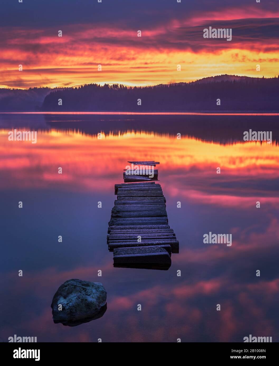 Fußgängerbrücke am Loch Ard in der Abenddämmerung, Aberfoyle, Schottland Stockfoto