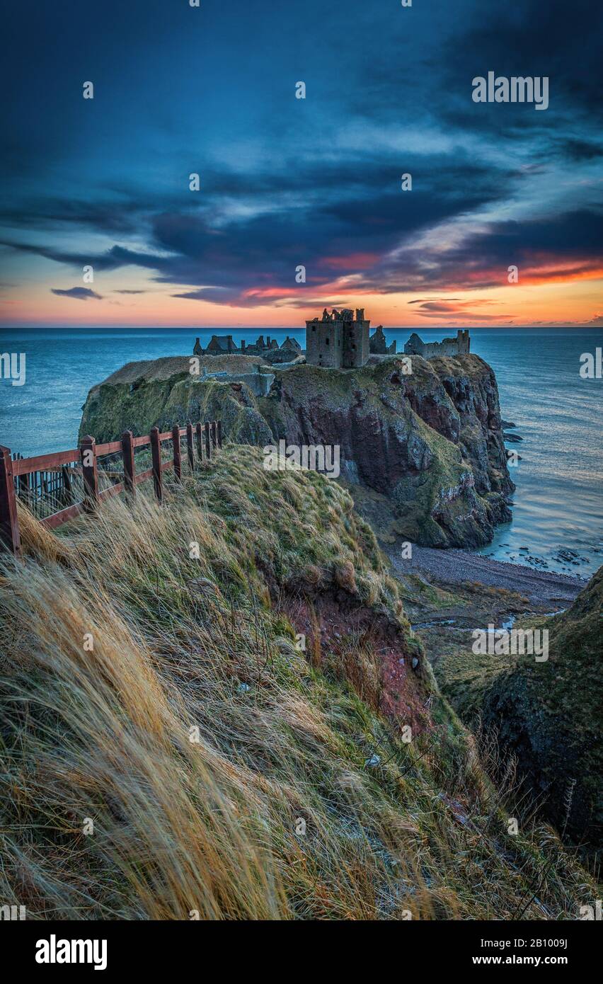 Klippen am Dunnottar Castle, Aberdeenshire, Schottland Stockfoto