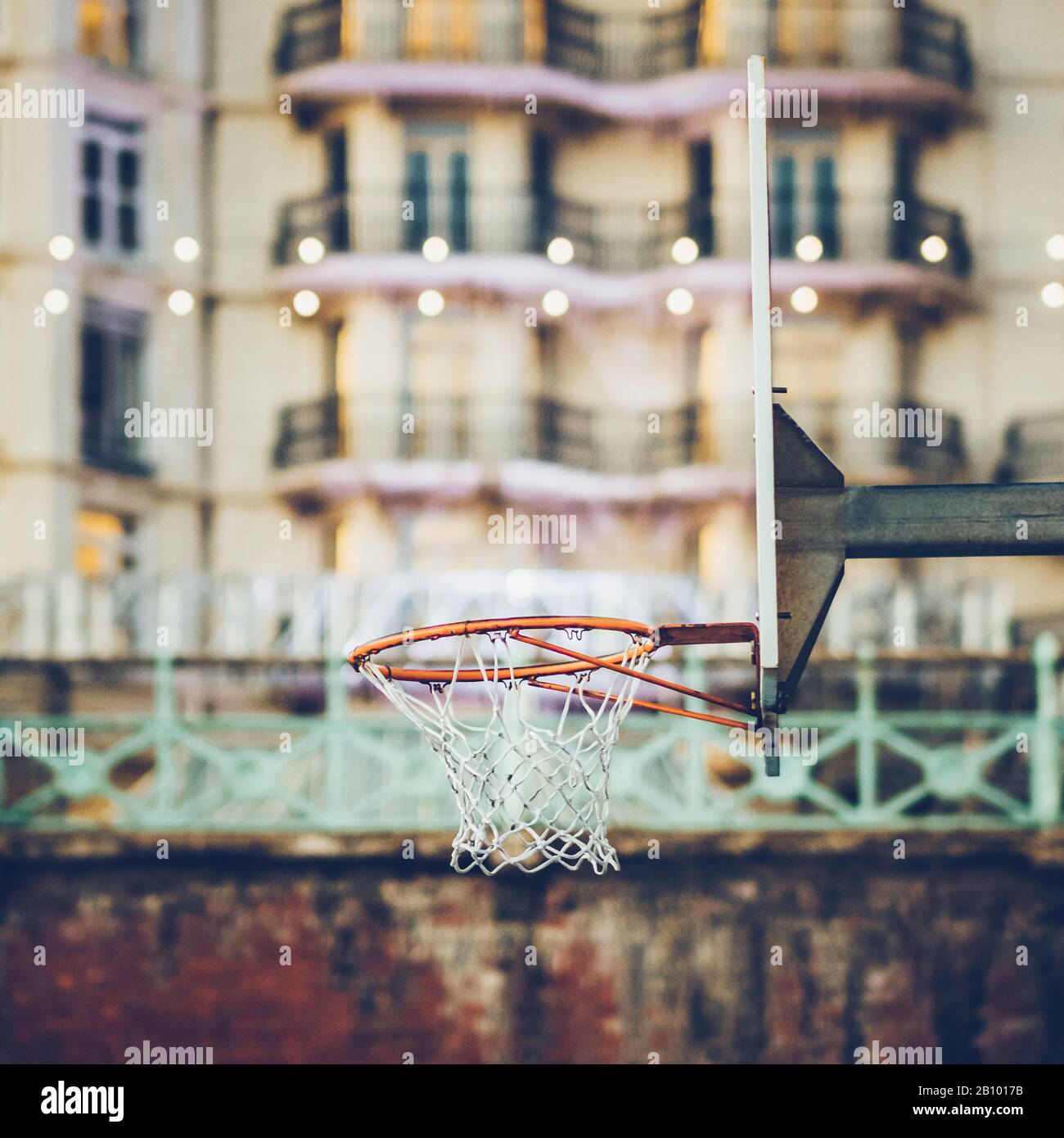 Basketballkorb am Meer, Brighton, England Stockfoto