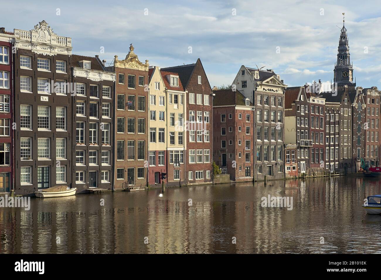 Häuser am Damrak mit der Oude Kerk, Amsterdam, Nordholland, Niederlande Stockfoto