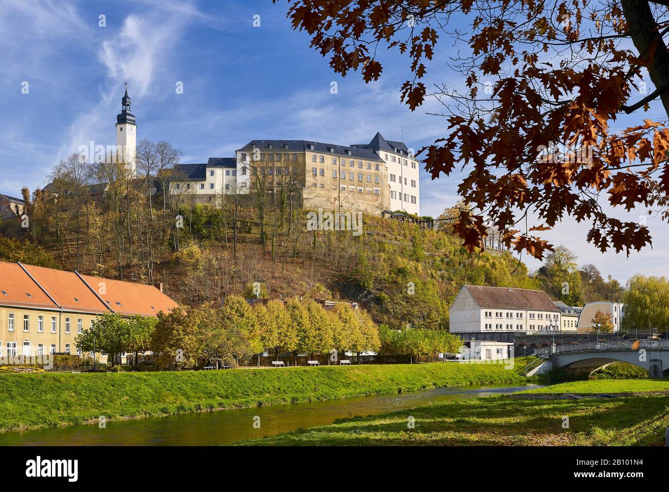 Obere Burg mit weißem Magpie in Greiz, Vogtland, Thüringen, Deutschland Stockfoto