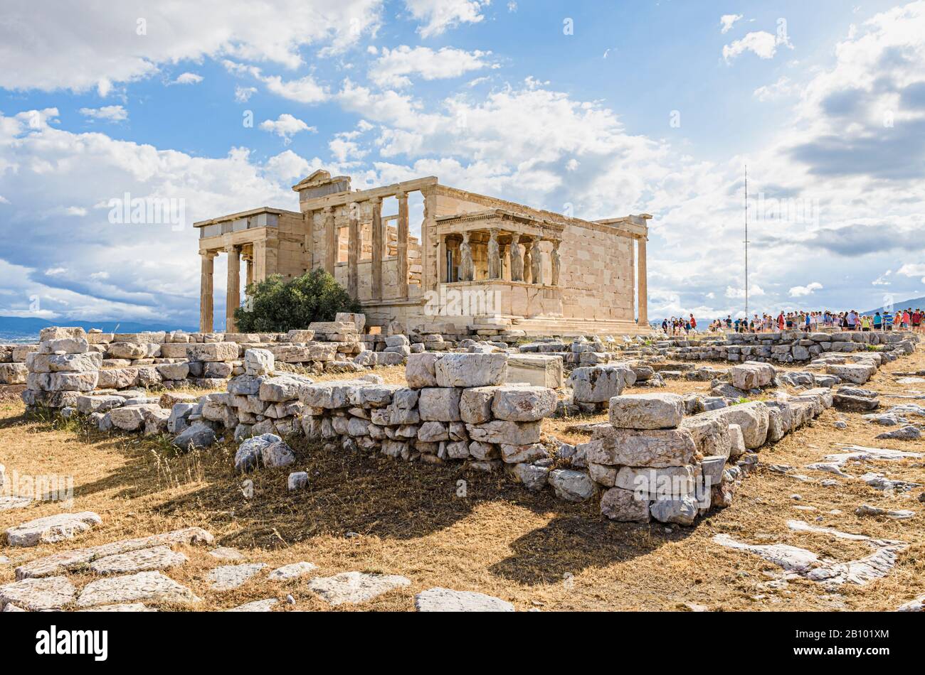 Die Veranda der Karyatiden und Erechtheion hinter den steinernen Ruinen der alten Tempel der Athene, Akropolis, Athen, Griechenland Stockfoto