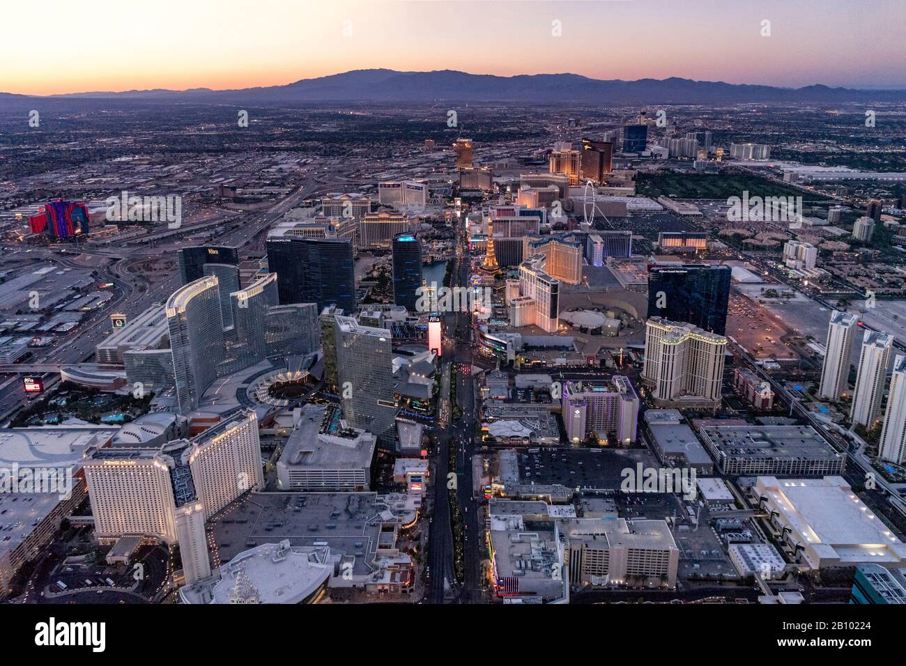 Antenne vom Hubschrauber in der Dämmerung, Las Vegas, Nevada, USA Stockfoto