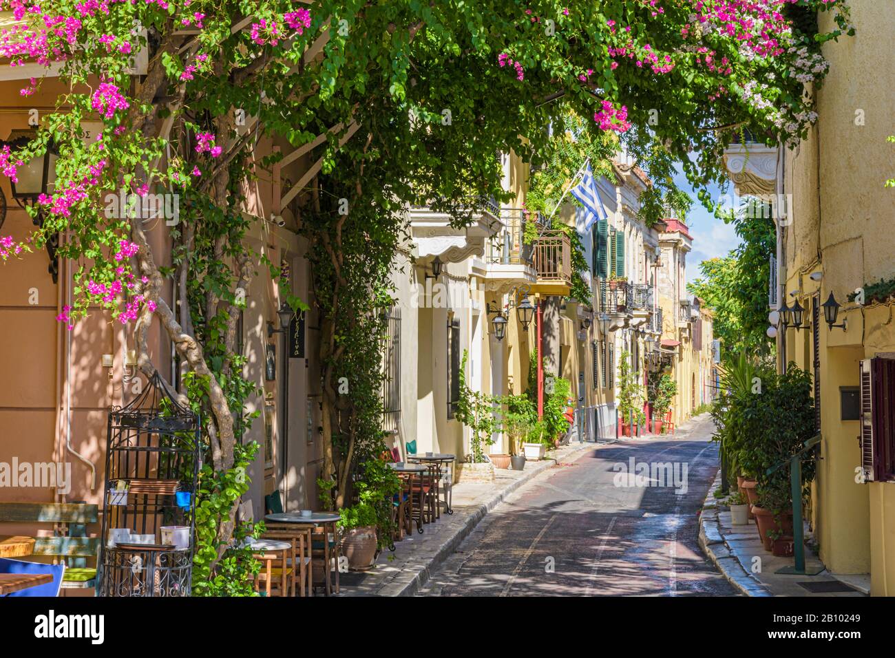 Bougainvillea bedeckte Straßen des Stadtteils Plaka in Athen, Griechenland Stockfoto