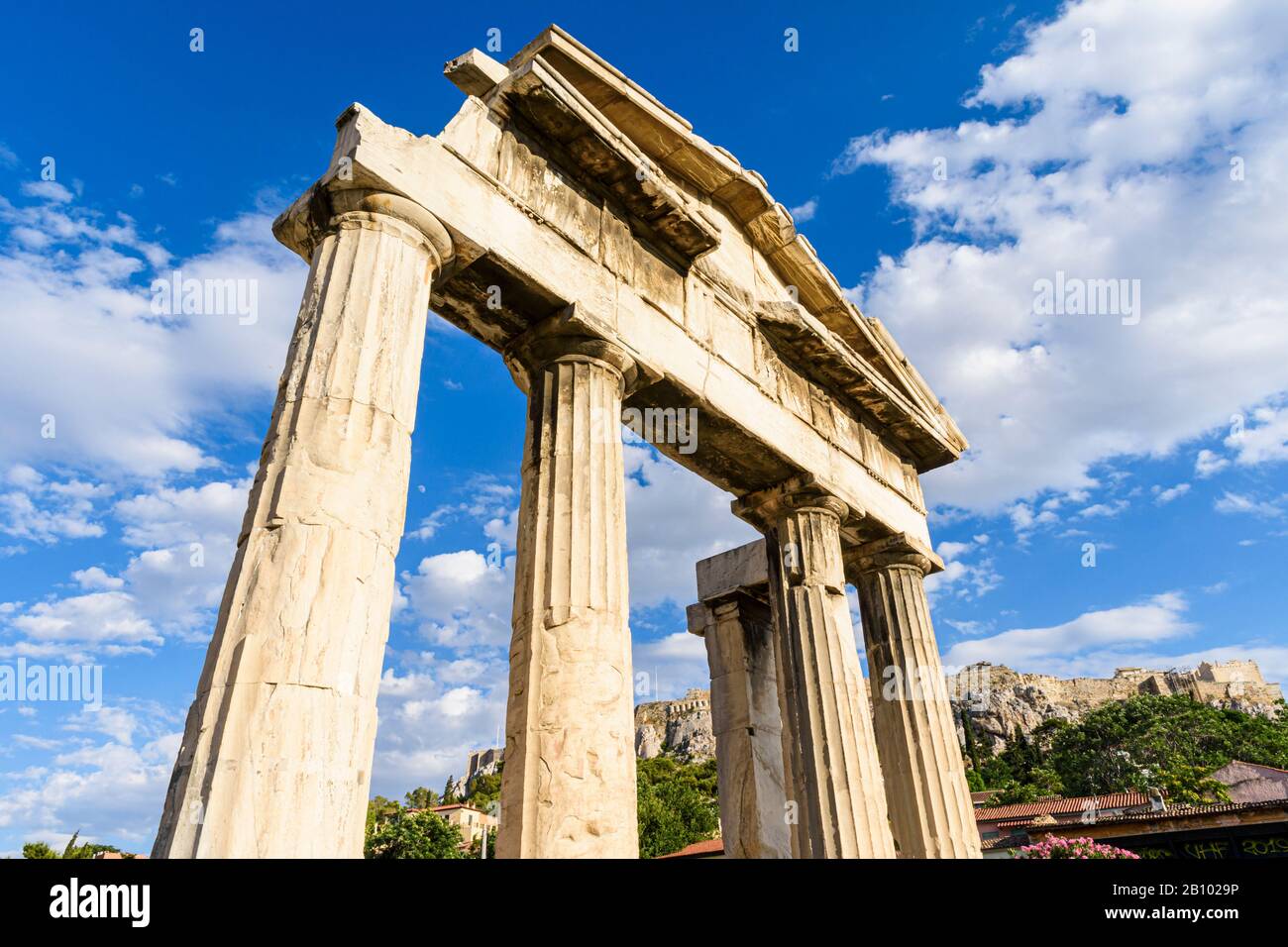 Bogen der Athena Archegetis, Eingang zum Forum Romanum, überragt von der Akropolis, Athen, Griechenland Stockfoto
