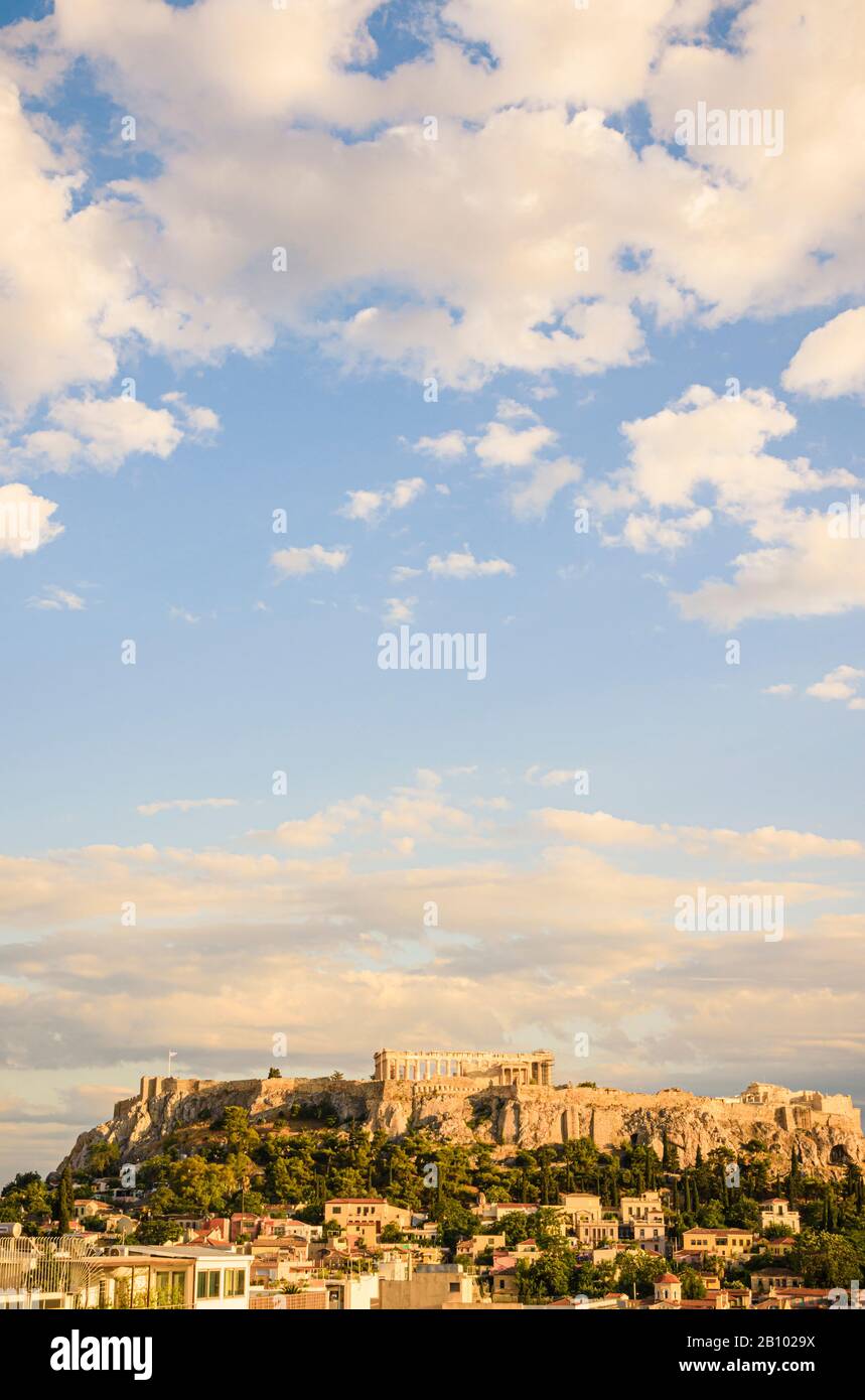 Bewölkter Himmel und Sonne am späten Nachmittag über der Akropolis, Athen, Griechenland Stockfoto