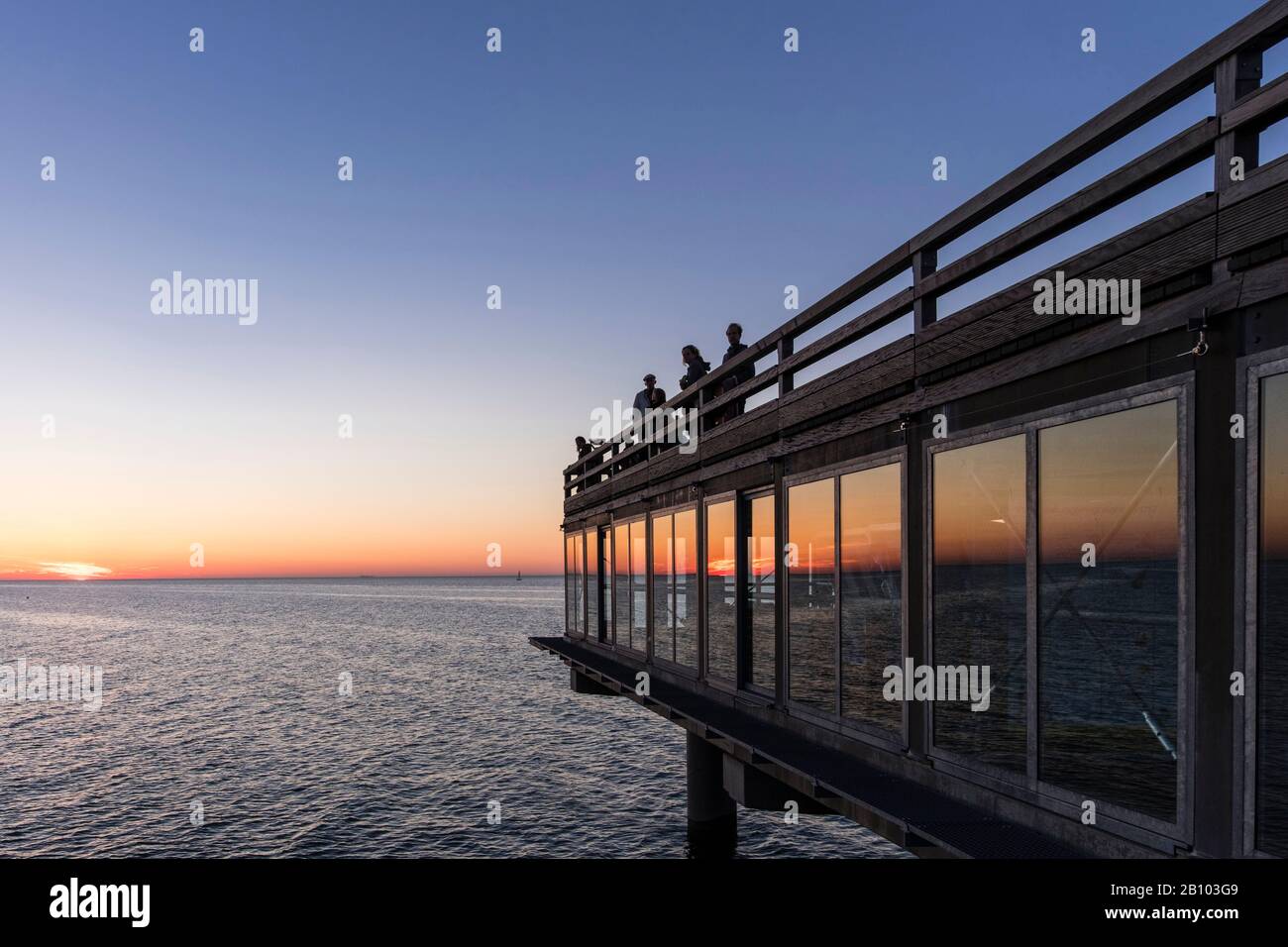 Neue Pier bei Sonnenuntergang, Heiligenhafen, Ostsee, Schleswig-Holstein, Deutschland Stockfoto