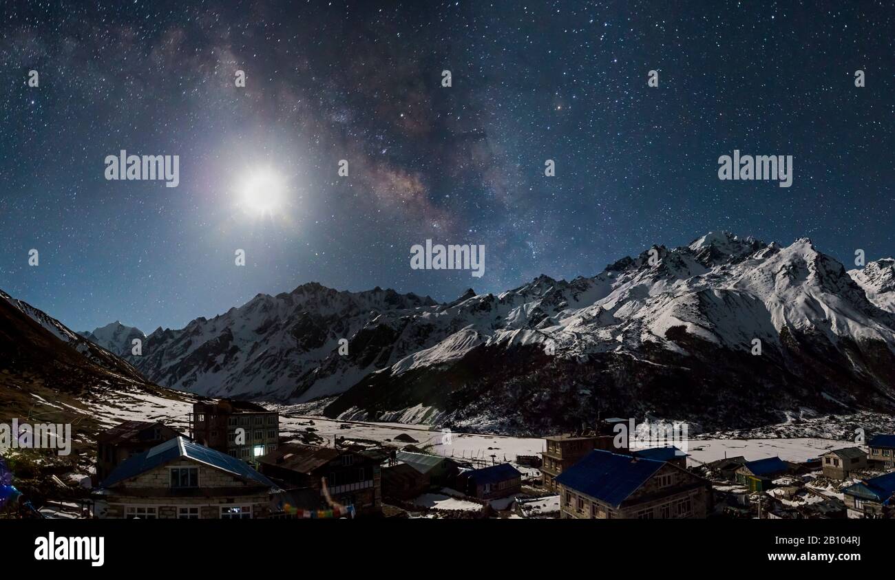 Milchstraße über Kyanjin Gumpa, Langtang Tal, Rasuwa, Nepal Stockfoto