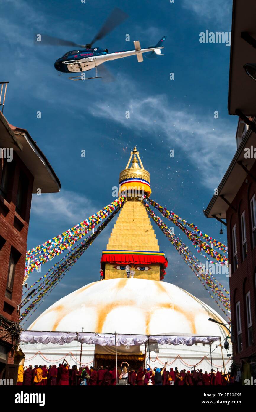 Ein Hubschrauber verstreute Petalen, Stupa von Bodnath, Kathmandu, Nepal Stockfoto