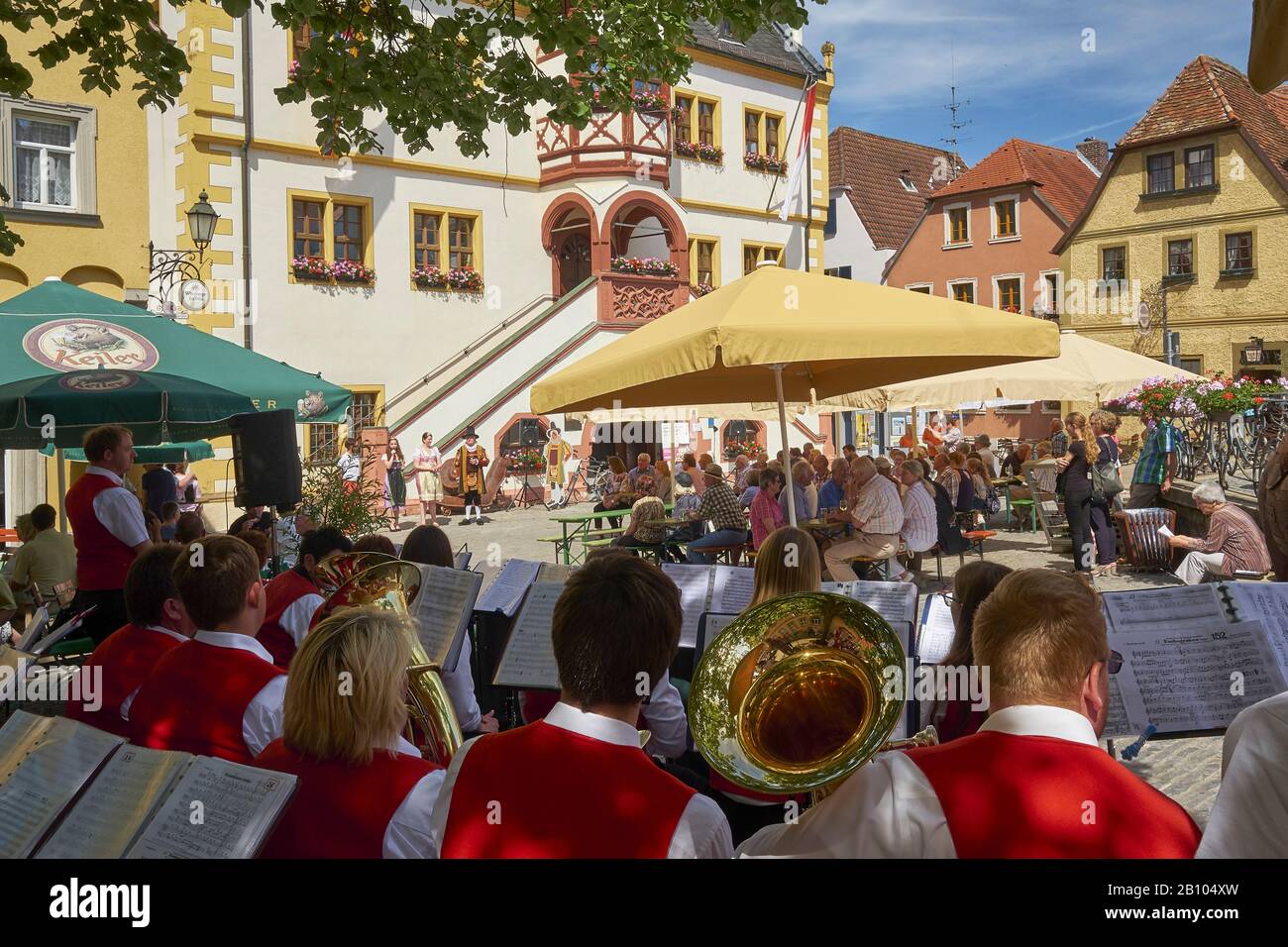 Blasmusik mit Rathaus am Marktplatz in Volkach, Unterfranken, Bayern, Deutschland Stockfoto