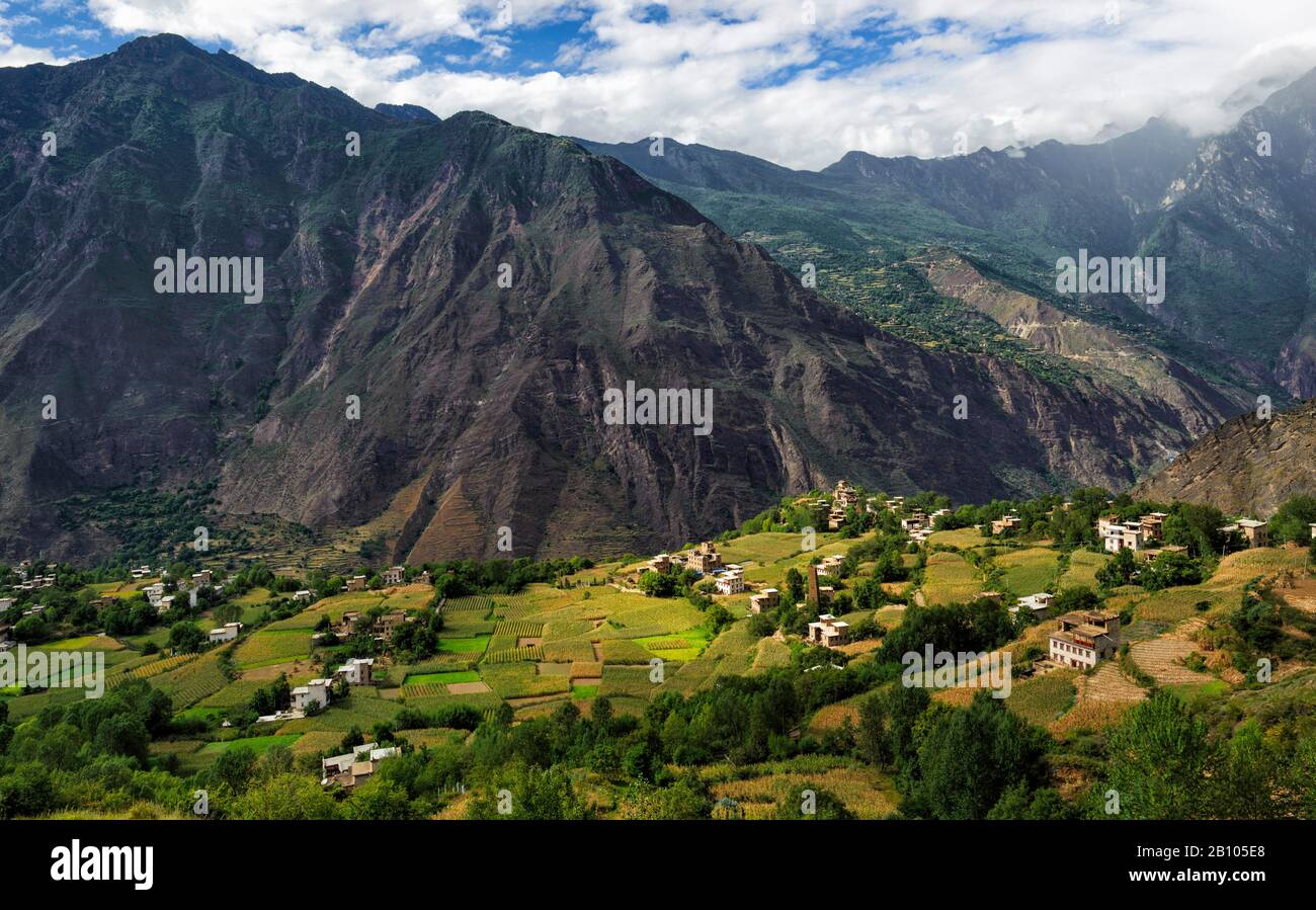 Das Dorf Danpa im fruchtbaren Hochland von Kham, Tibet Stockfoto