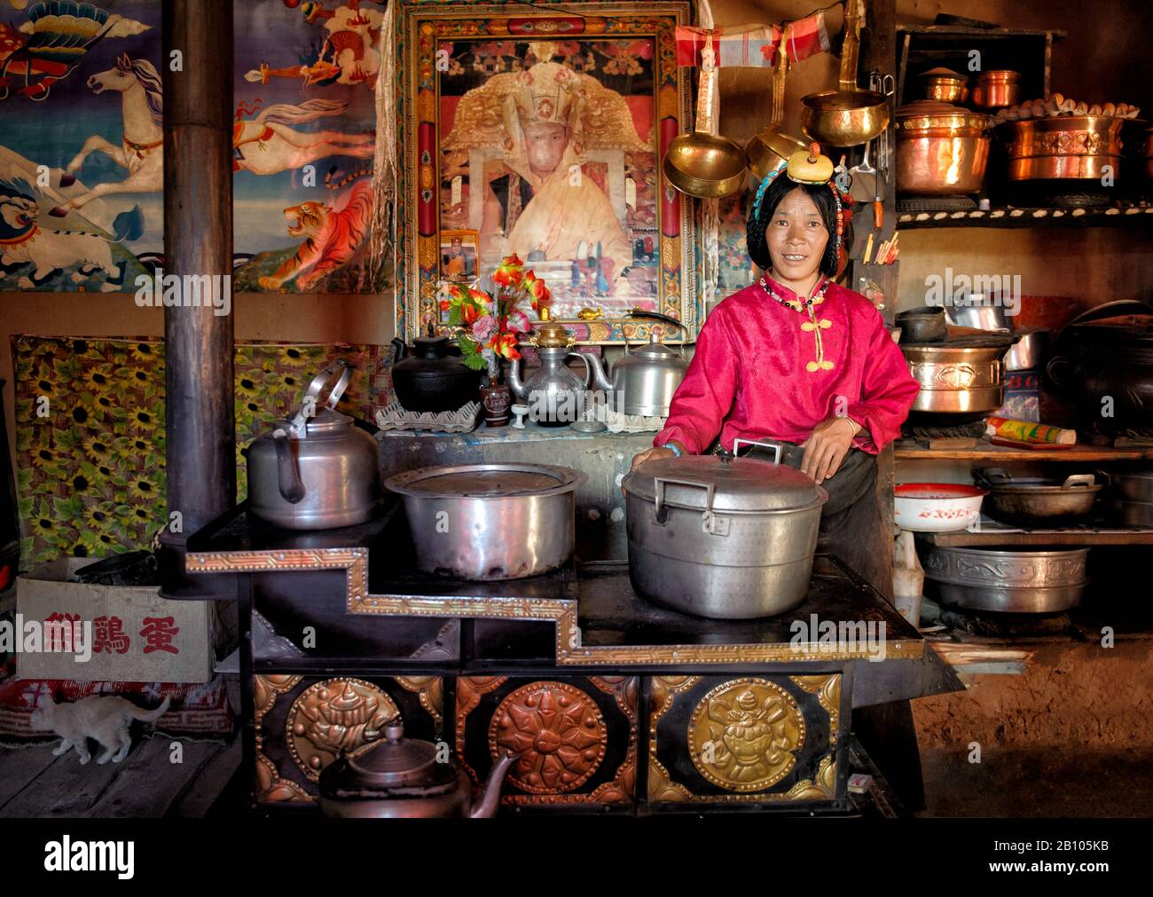 In der Küche und dem Herd verbringen die Tibeter den Großteil ihrer Zeit zu Hause. Es hält sie warm. Dort wird ihr Reichtum an der Menge und Qualität der Töpfe gemessen, die sie besitzen. Abgelegenes tibetisches Plateau Stockfoto