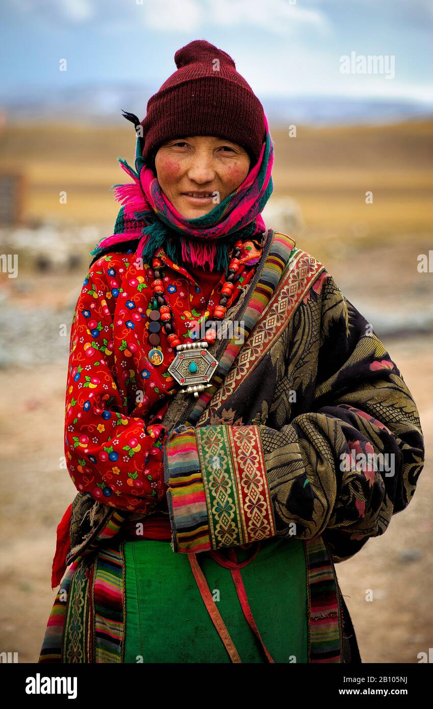Die Tibeter tief in abgelegenen Regionen des Plateaus bewahren ihre Traditionen immer noch und tragen die Kleidung und Accessoires ihrer jeweiligen Stämme. Abgelegenes tibetisches Plateau Stockfoto