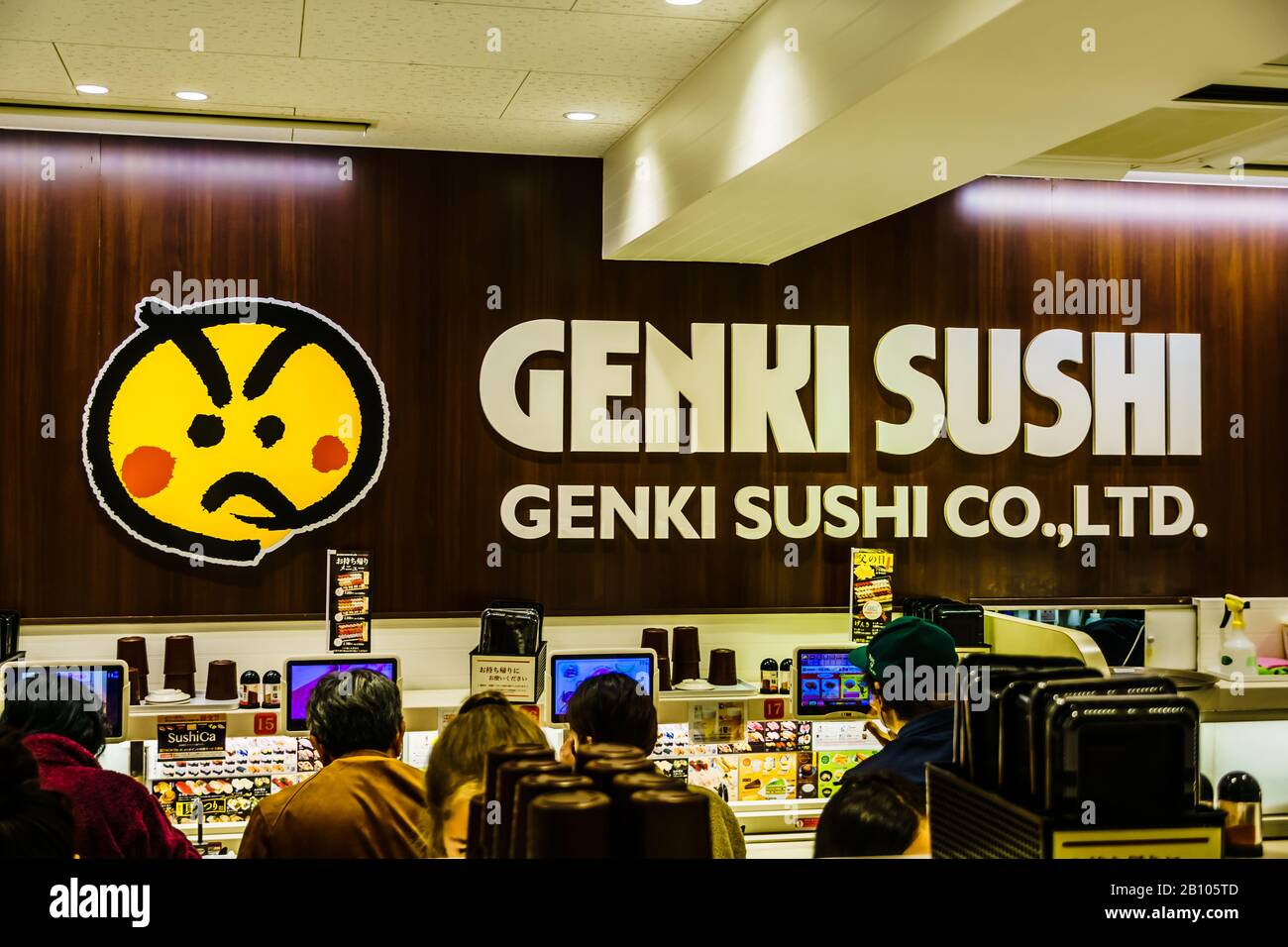 Genki Sushi befindet sich in der Nähe Shibuya Bahnhof verkauft erschwingliche Sushi-Zug in Shibuya, Tokio, Japan. Stockfoto