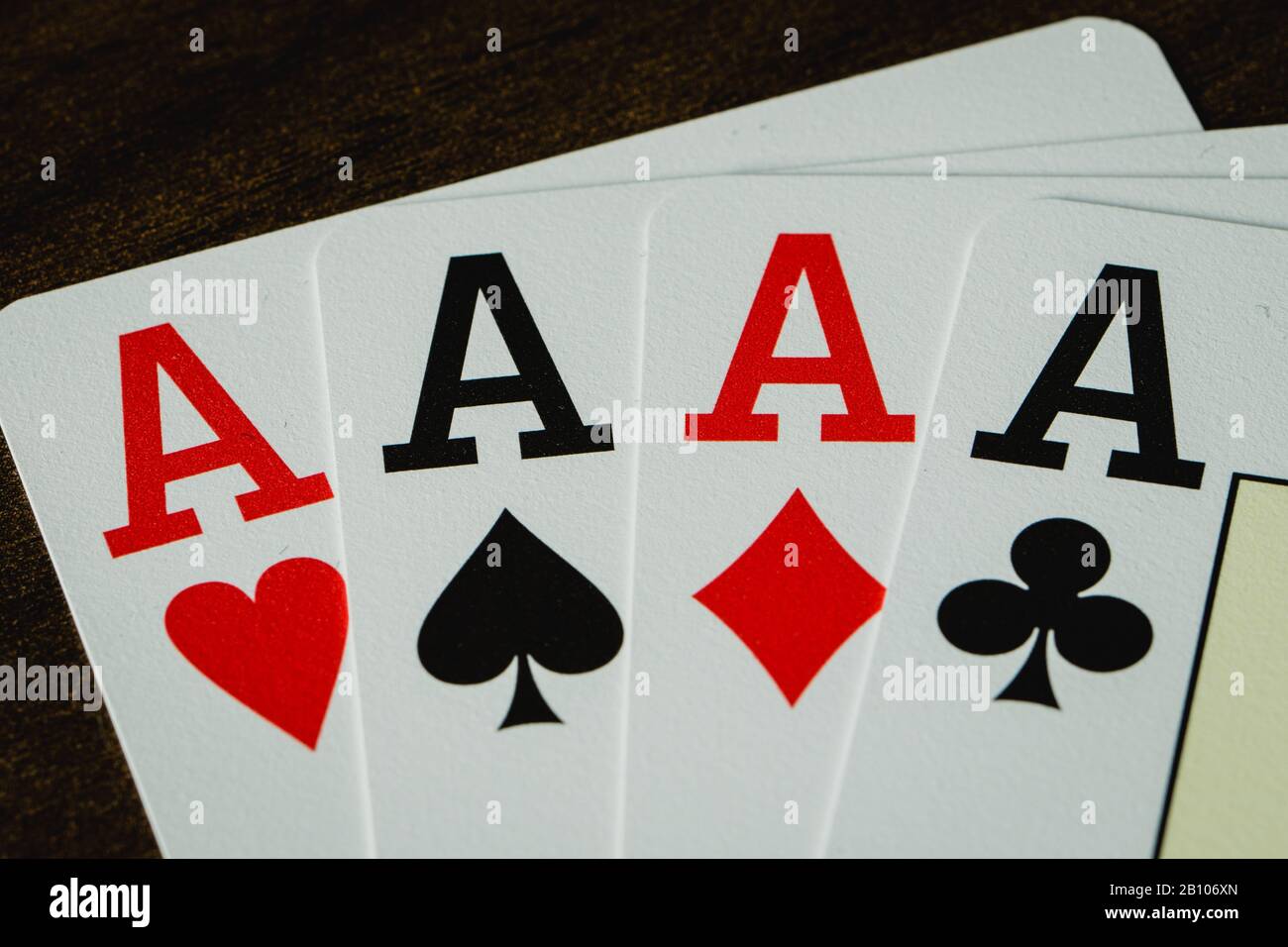Asse mit Pokerchips Stockfoto
