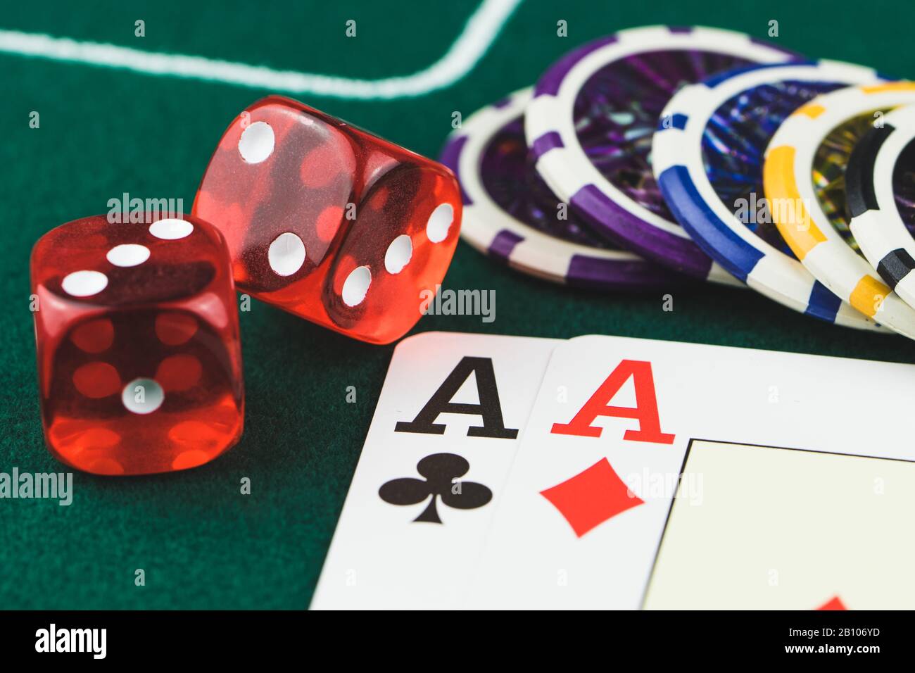 Asse mit Pokerchips Stockfoto