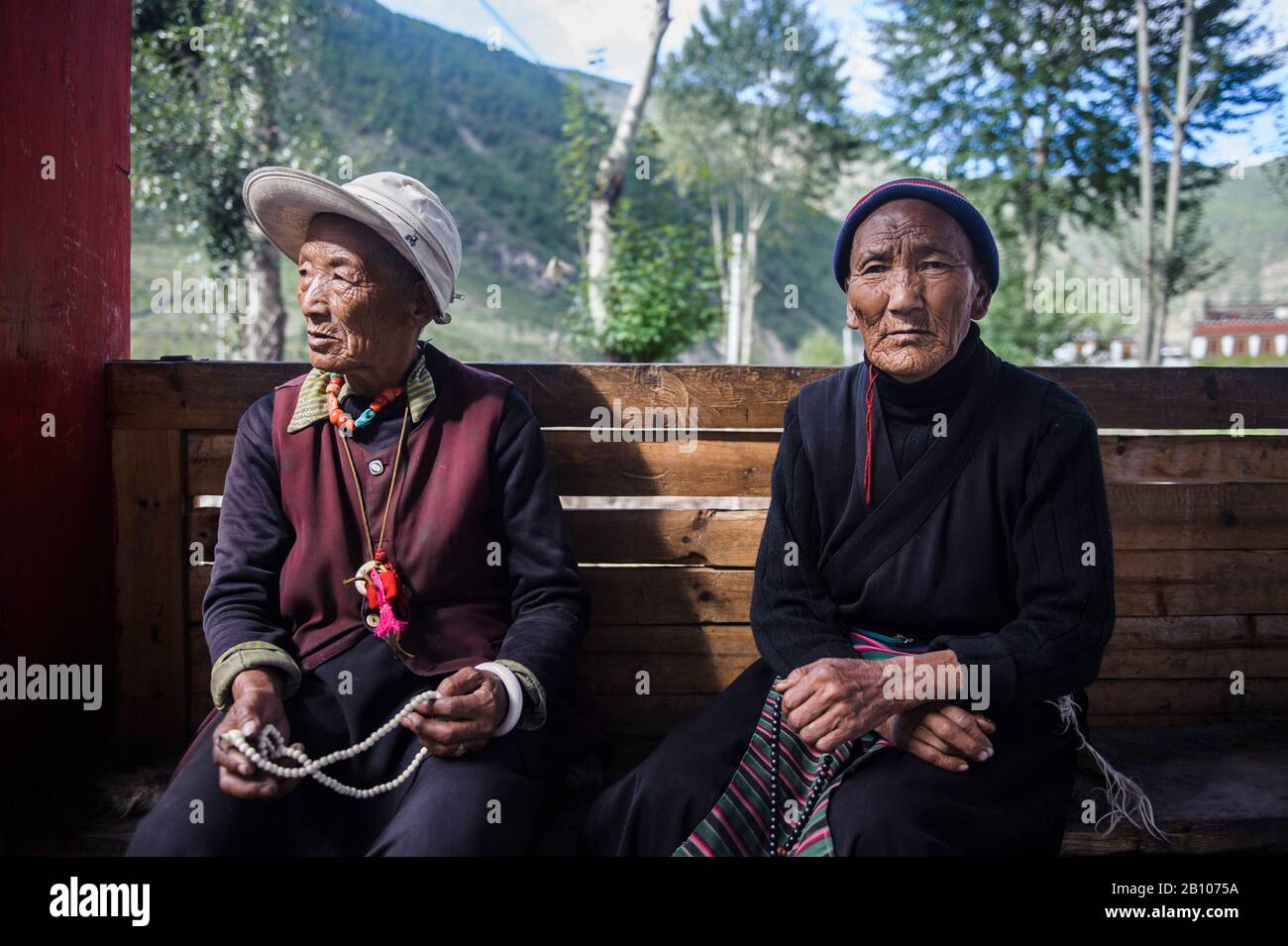 Alte tibetische Frauen beten, tibetischen Plateau Stockfoto