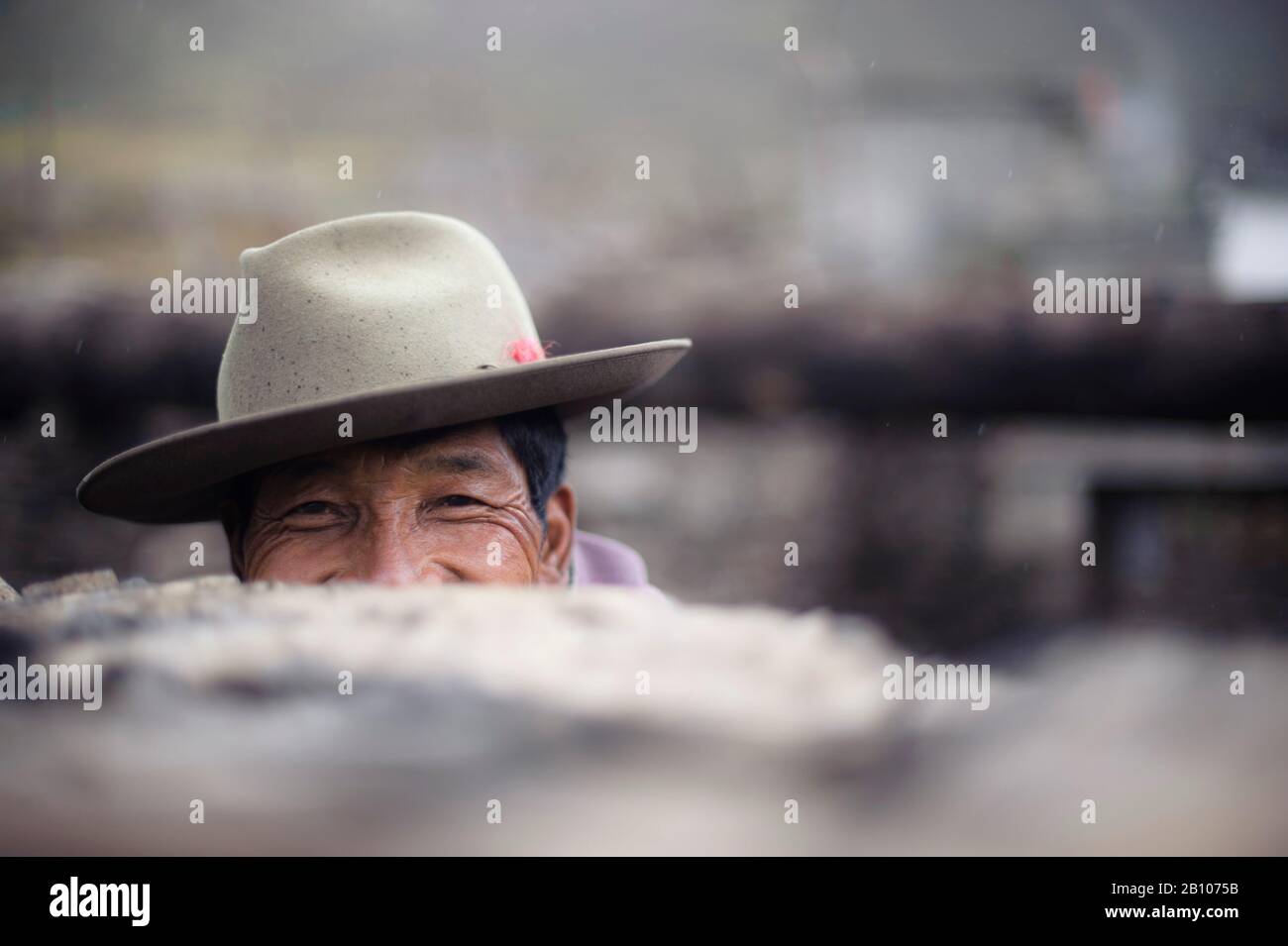 Porträt eines tibetischen Mannes, tibetischer Hochebene, Kham und Amdo Stockfoto