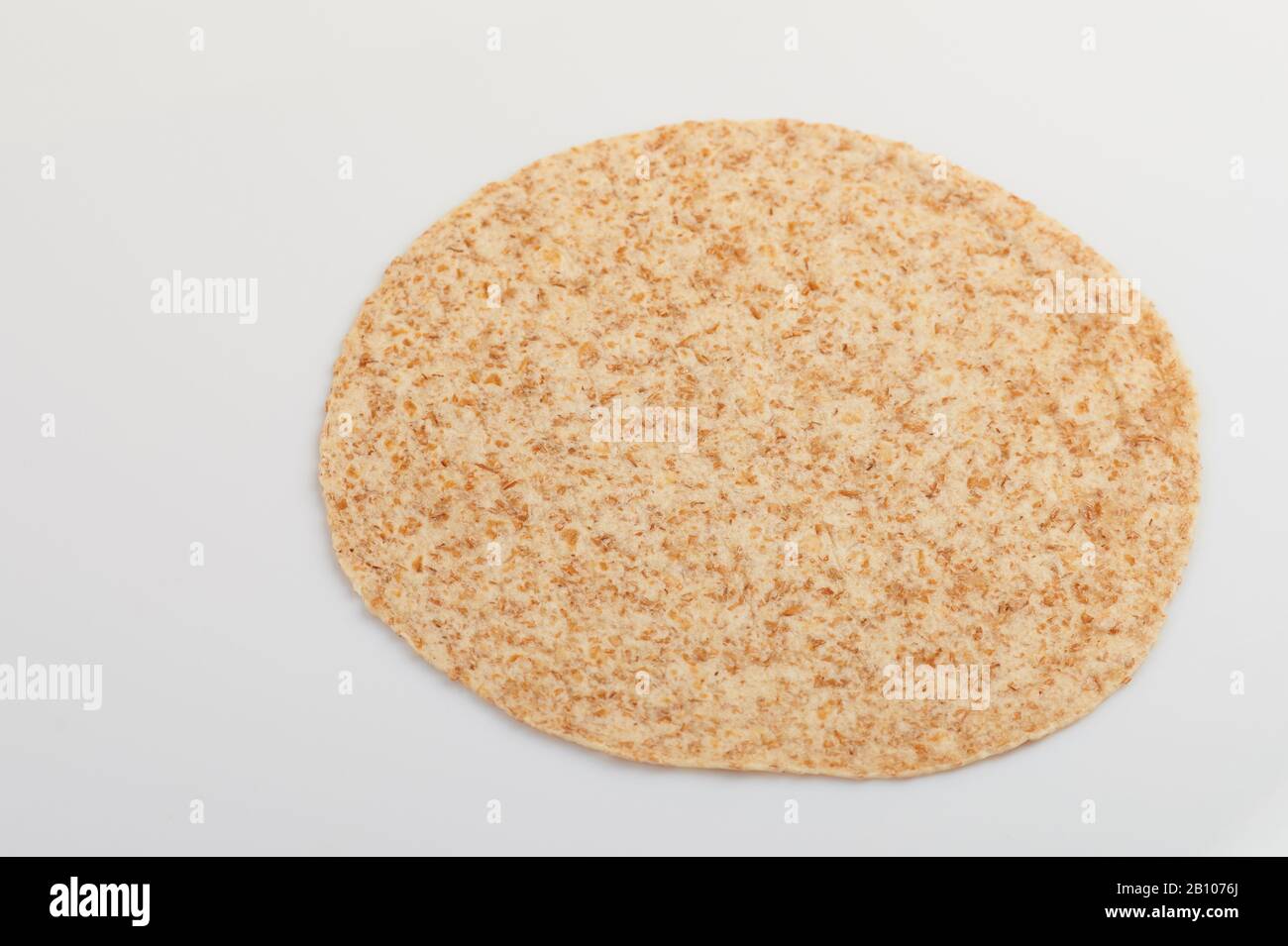 Seitenansicht der runden Tortilla isoliert auf weißem Hintergrund Stockfoto