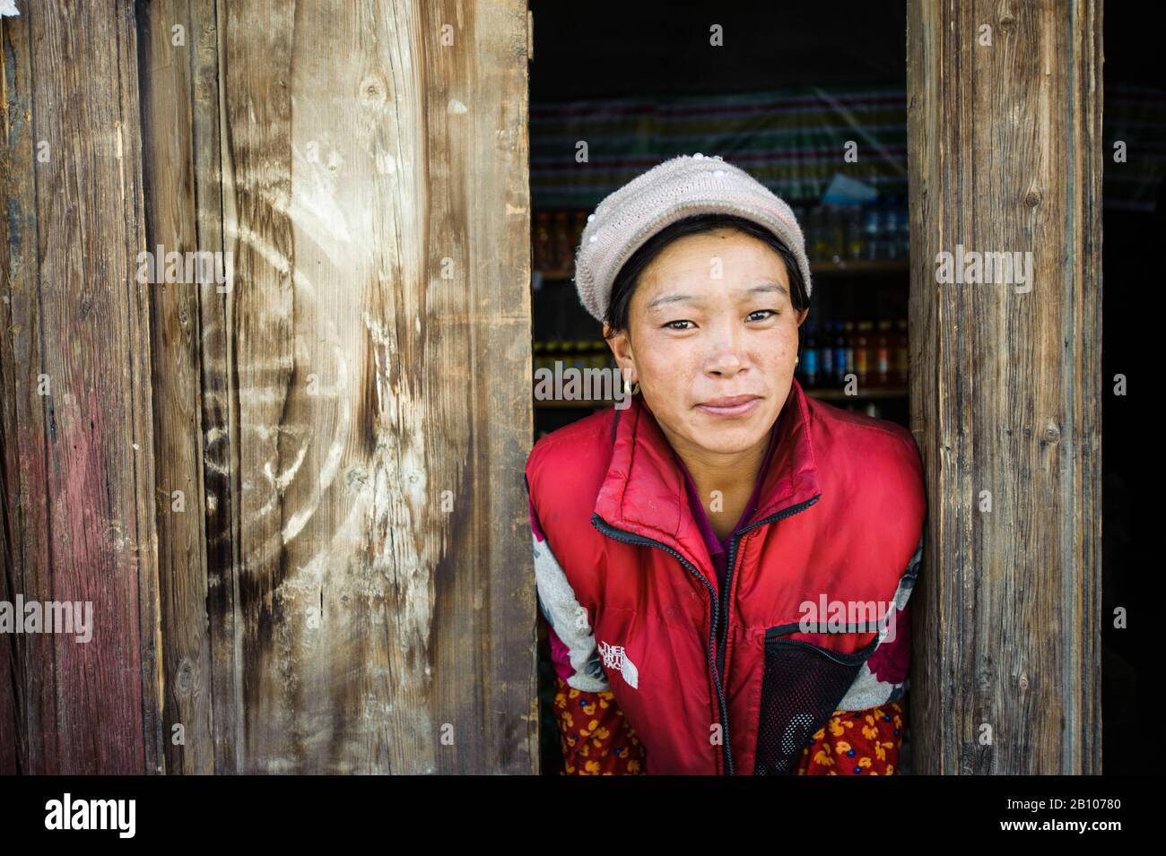 Ein tibetischer Ladenbesitzer in ihrem Laden in einem abgelegenen Dorf auf dem tibetischen Plateau Stockfoto