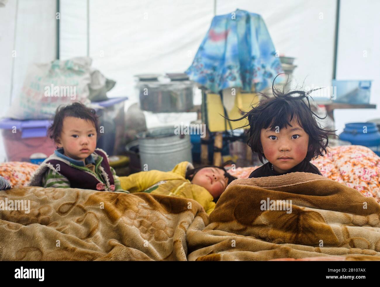Nomaden Kinder in ihrem Zelt, dem tibetischen Plateau Stockfoto