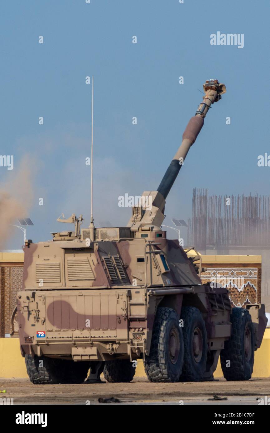 Militärpanzer-Armee-Fahrzeug mit Gewehren und Militärpersonal zum Zielen und Schießen. Militär- und Kriegskonzept von Macht, Gewalt, Stärke. Stockfoto