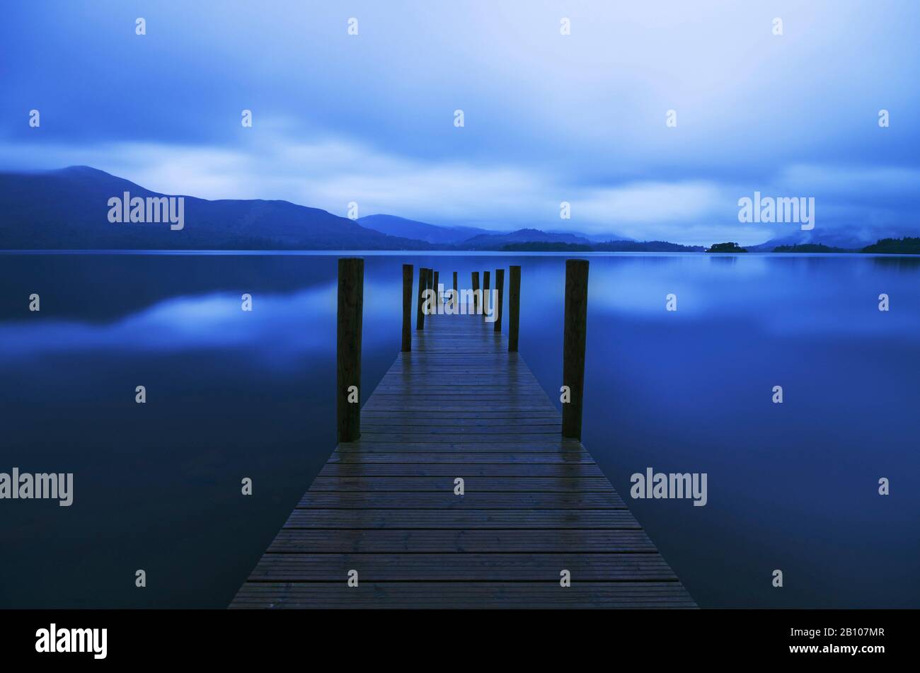 Anlegesteg in Rainy and Blue Hour, Derwent Water, Lake District, England, Großbritannien Stockfoto