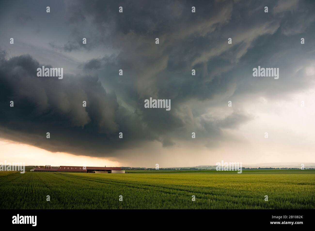 Rückseite des dynamischen Gewitters in der Nähe von Inheiden, Hessen, Deutschland Stockfoto