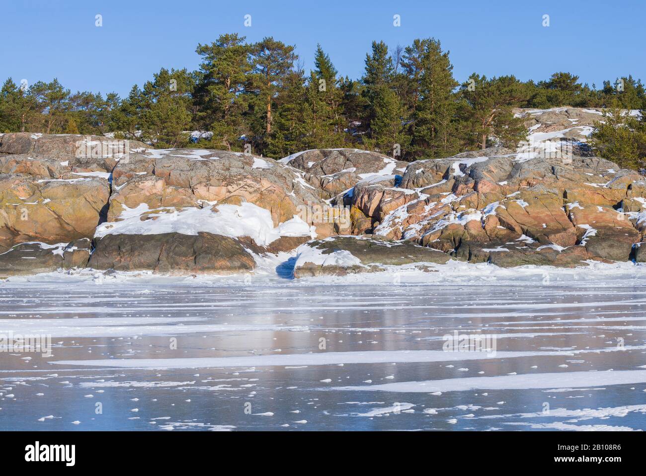Die gefrorene Küste der Hanko-Halbinsel an einem Februartag. südfinnland Stockfoto